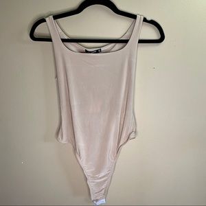 MISSGUIDED SEAM FREE SCOOP NECK BODYSUIT
